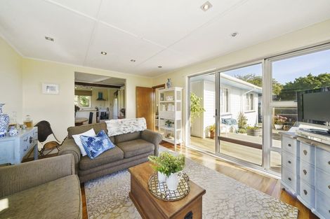 Photo of property in 8 Balmain Street, Newlands, Wellington, 6037