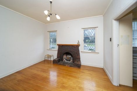 Photo of property in 32 Victoria Road, New Plymouth, 4310