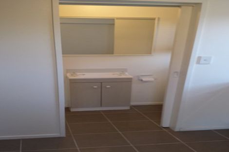 Photo of property in 2/13 Limmer Place, Browns Bay, Auckland, 0632