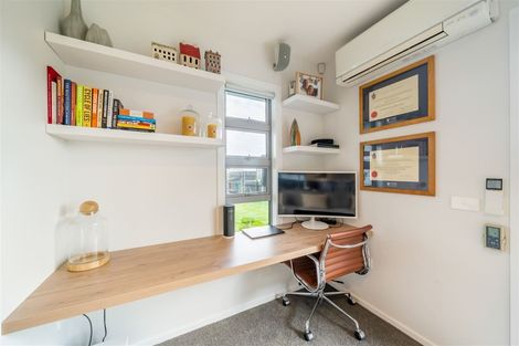 Photo of property in 77 Sunstone Crescent, Timberlea, Upper Hutt, 5018