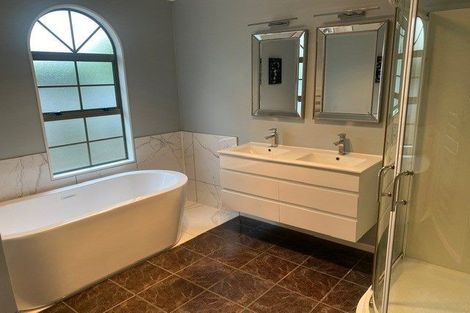 Photo of property in 11 Shelter Grove, Frankleigh Park, New Plymouth, 4310