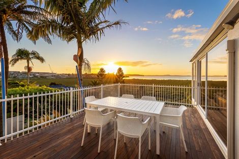 Photo of property in 25 Oakpark Place, West Harbour, Auckland, 0618