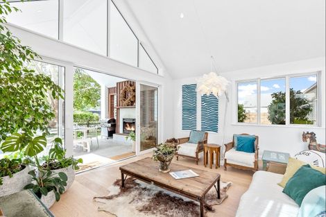 Photo of property in 12 Sandpiper Avenue, Point Wells, 0986