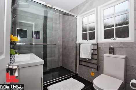 Photo of property in 20 Longbill Place, Glendene, Auckland, 0602