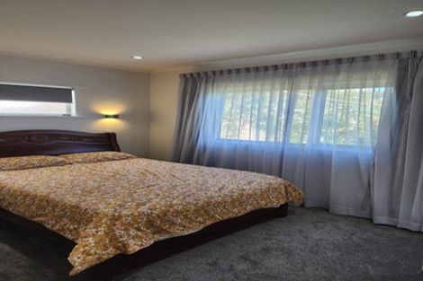 Photo of property in 2/31 Sunnyfield Crescent, Glenfield, Auckland, 0629