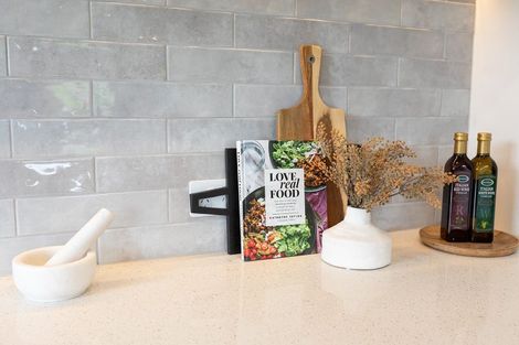 Photo of property in 1 Metoriti Crescent, Karaka, 2124