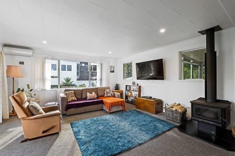 Photo of property in 21 Ambury Place, Merrilands, New Plymouth, 4312