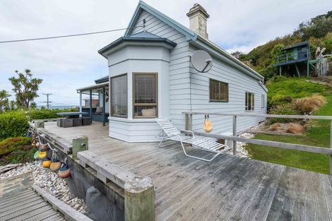 Photo of property in 90 Marine Parade, Bluff, 9814