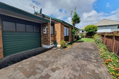 Photo of property in 2/62 Aviemore Drive, Highland Park, Auckland, 2010