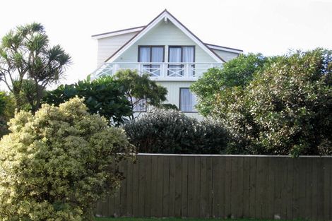 Photo of property in 33 Eruini Street, Waikanae Beach, Waikanae, 5036