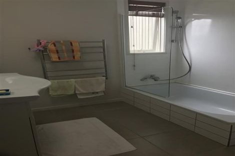 Photo of property in 6 Anchor Place, Beach Haven, Auckland, 0626