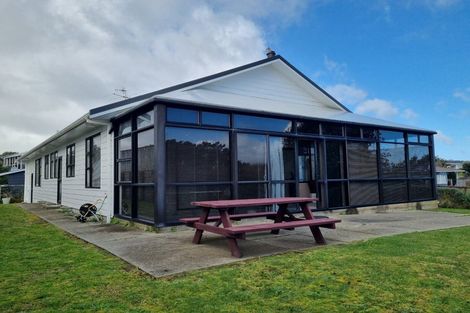 Photo of property in 48 Queens Road, Waikanae Beach, Waikanae, 5036