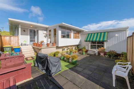 Photo of property in 70 Sylvan Crescent, Te Atatu South, Auckland, 0610