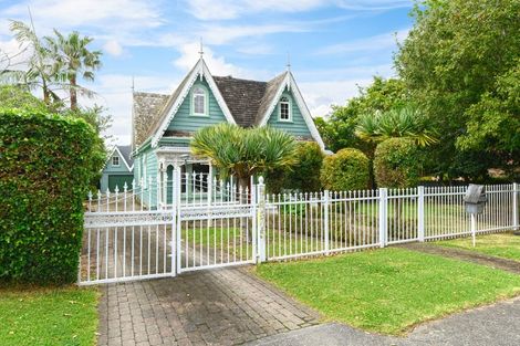 Photo of property in 17 Norwood Road, Bayswater, Auckland, 0622