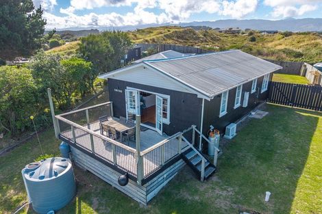 Photo of property in 60 Sarah Street, Waikawa Beach, Levin, 5573