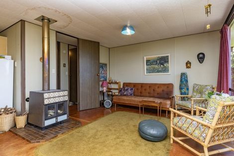 Photo of property in 1 Pendrell Road, Piha, 0772