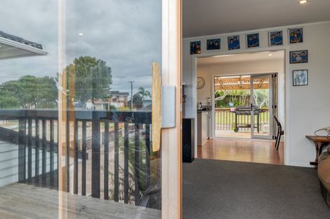 Photo of property in 112 Colwill Road, Massey, Auckland, 0614
