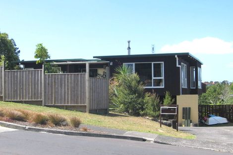Photo of property in 22 Easton Park Parade, Glenfield, Auckland, 0629
