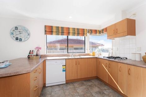 Photo of property in 17 Copplestone Place, New Lynn, Auckland, 0600