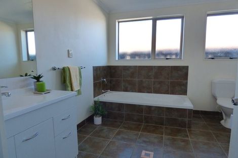 Photo of property in 21 Piriti Place, Weymouth, Auckland, 2103