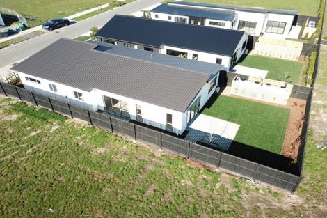 Photo of property in 36 Lumbarda Drive, Kumeu, 0810