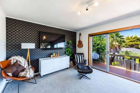 Photo of property in 1/2 Intrepid Place, Torbay, Auckland, 0630