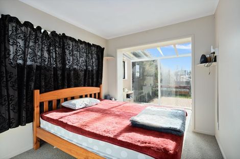 Photo of property in 4 Roberts Road, Te Atatu South, Auckland, 0610