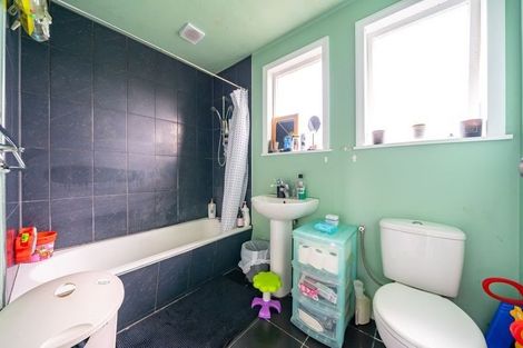 Photo of property in 6 Worcester Place, Cannons Creek, Porirua, 5024