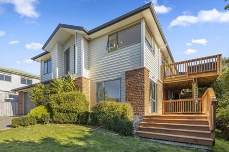 Photo of property in 5 Mcewen Crescent, Riverstone Terraces, Upper Hutt, 5018