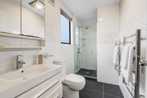 Photo of property in 1/21 Jumento Place, Unsworth Heights, Auckland, 0632