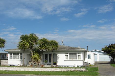 Photo of property in 6 Tongariro Street, Castlecliff, Whanganui, 4501