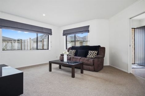 Photo of property in 14 Tongeren Square, Karaka, Papakura, 2113