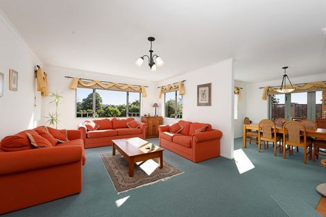 Photo of property in 2 Burgundy Park Avenue, Henderson, Auckland, 0612
