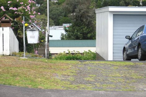 Photo of property in 2/10 Lambrown Drive, Totara Vale, Auckland, 0629