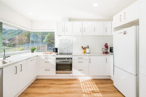 Photo of property in 7 Balmerino Grove, Waikanae, 5036