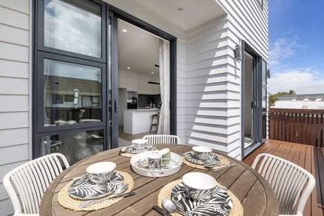 Photo of property in 49a Meadowood Drive, Unsworth Heights, Auckland, 0632