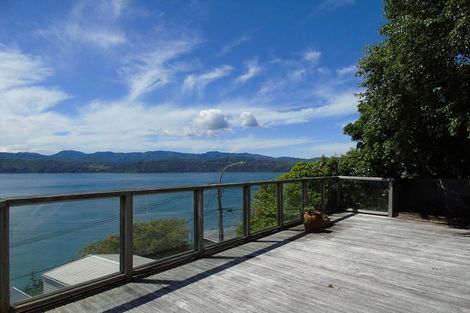Photo of property in 13 Fortification Road, Karaka Bays, Wellington, 6022