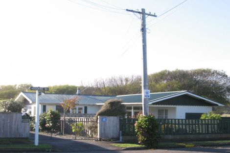 Photo of property in 9 Hodgkins Road, Waikanae Beach, Waikanae, 5036