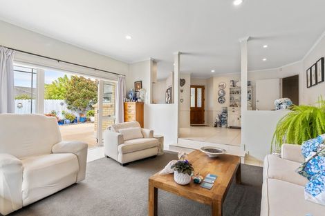 Photo of property in 1/20 Solana Court, Botany Downs, Auckland, 2010