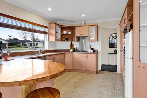Photo of property in 18 Kinross Drive, Merrilands, New Plymouth, 4312