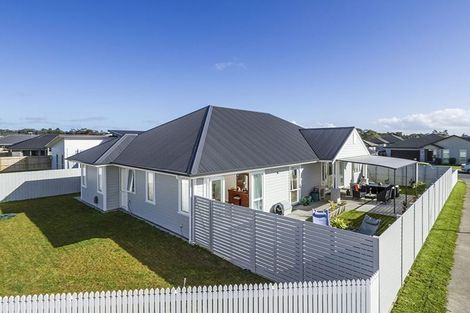 Photo of property in 18 Larmer Drive, Kumeu, 0810