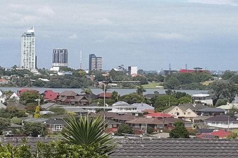 Photo of property in 2/22 Tobruk Crescent, Milford, Auckland, 0620