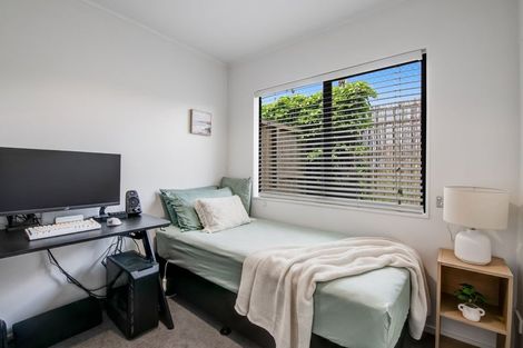 Photo of property in 2/20 Tawavale Crescent, Totara Vale, Auckland, 0629