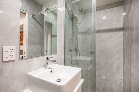 Photo of property in 4/10 Vinifera Place, Fairview Heights, Auckland, 0632