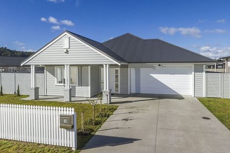 Photo of property in 18 Larmer Drive, Kumeu, 0810