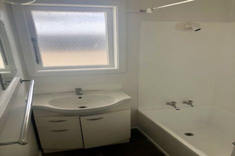 Photo of property in 40 Flanshaw Road, Te Atatu South, Auckland, 0610