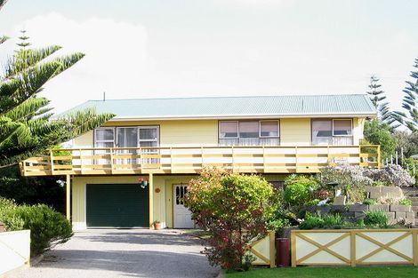 Photo of property in 46 Eruini Street, Waikanae Beach, Waikanae, 5036