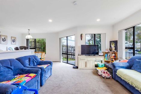 Photo of property in 2/20 Barbados Drive, Unsworth Heights, Auckland, 0632