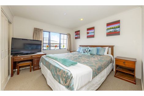 Photo of property in 11 Glenveagh Park Drive, Weymouth, Auckland, 2103