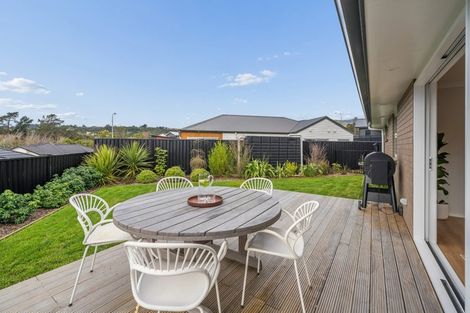 Photo of property in 15 Rewarewa Way, Timberlea, Upper Hutt, 5018